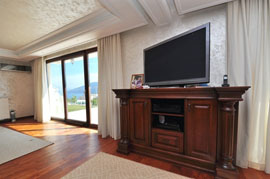 Bedrooms wih TVs 
