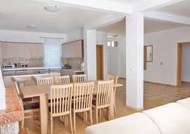 Open plan kitchen/dining