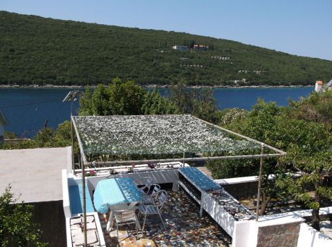 Covered terrace and sea view